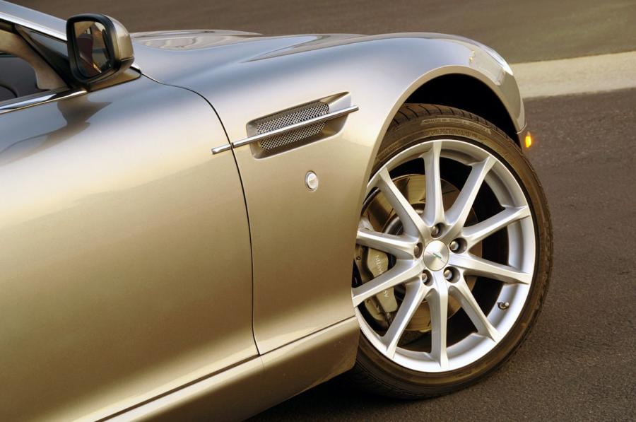 Детали экстерьера Aston Martin DB9 Volante 2009 года  (фото 34 из 41)